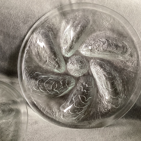 SET OF TWO VINTAGE ARCOROC FRANCE CLEAR GLASS OYSTER PLATES - Picture 3 of 9